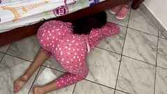 Enga&ntilde_e a mi Hermosa Hijastra Para que Busque de Bajo de la Cama Para Verle su Gran Culo Thumb