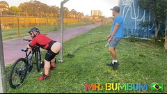 CICLISTA FLAGRA UMA PEGA&Ccedil_&Atilde_O E MOSTRA SUA OUSADIA AO AR LIVRE ( COMPLETO NO RED E SUBSC Thumb