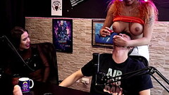Gostosa fica de peito de fora pra servir um shot ao convidado - Dieni Ga&uacute_cha e Pedro Albuquer Thumb