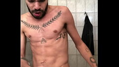 O novinho aqui acordou com sede pra dar uma leitada gostosa num macho Thumb
