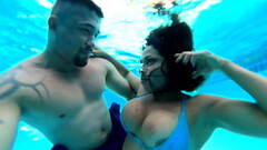 A morena queria foder comigo dentro da Piscina Mr Matusalem - Natzinha Morena Thumb