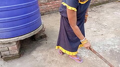 Bengali Bhabhi XXX झाड़ू निकाल रही भाभी को छत पर बने रूम जबरदस्त चोदा ! साफ हिंदी आवाज में Thumb