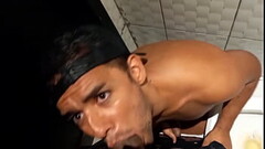 Entrei no banheiro da balada Danger, bateu na porta um neg&atilde_o com um pau imenso pedindo pra en Thumb