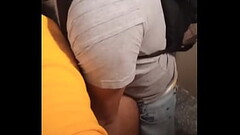 Novinho dando o cu ao oper&aacute_rio no banheiro do metro Thumb
