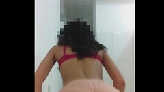 Novinha rebolando gostoso ao som do funk Thumb