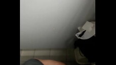 Me la chupan en ba&ntilde_o publico glory hole Thumb