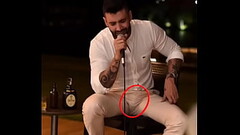 CANTOR GUSTTAVO LIMA com a ROLA DUR&Iacute_SSIMA em SHOW SP Thumb