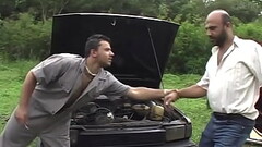 Ga&uacute_chos arrumando carro - Pura Thumb