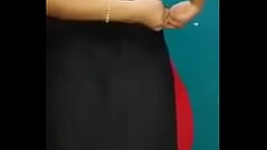 भाभी ने अपना कपड़ा उतारा बड़े बड़े बूब दिखे, घर मे अकेली भाभी क्या क्या करती है देखये ये वीडियो Thumb