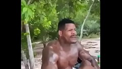 Negro dotado musculoso en la playa / Negao dotado musculoso na praia Thumb