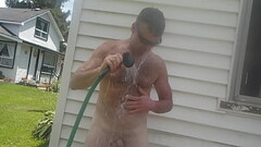 Its a hot summers day and I don'_t have a swimming pool! Thumb