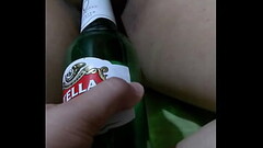 Esposa b. ni siente la botella adentro de ella Thumb