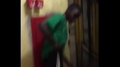 Neg&atilde_o Tomando Rajada de &Aacute_gua Thumb