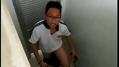 Thằng bạn thay quần Thumb
