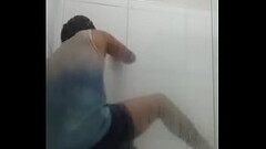 Negro arrastando o cu no chuveiro e gozando (ASSISTA ATE O FINAL?) Thumb