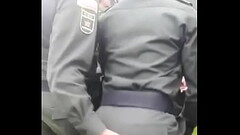 POLICIA TENIENTE MANOSEA A SU COMPA&Ntilde_ERO CAPIT&Aacute_N EN PLENA FORMACI&Oacute_N Thumb